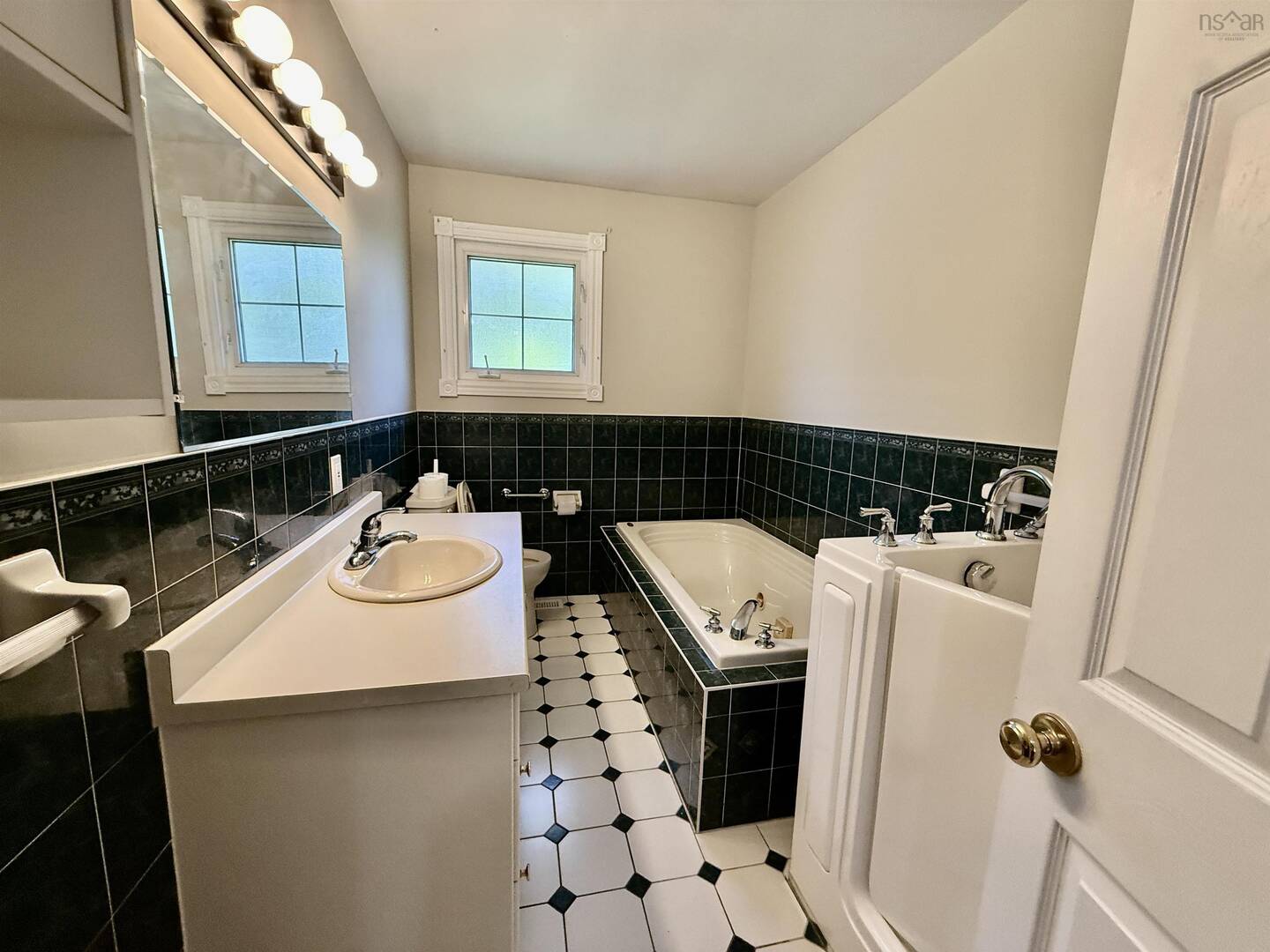 2 Laurentian Dr Halifax, NS B3M3G3