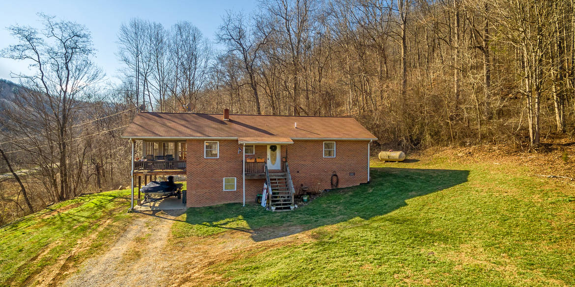 Brivity 4900 Wolf Creek Road Narrows, VA 24124