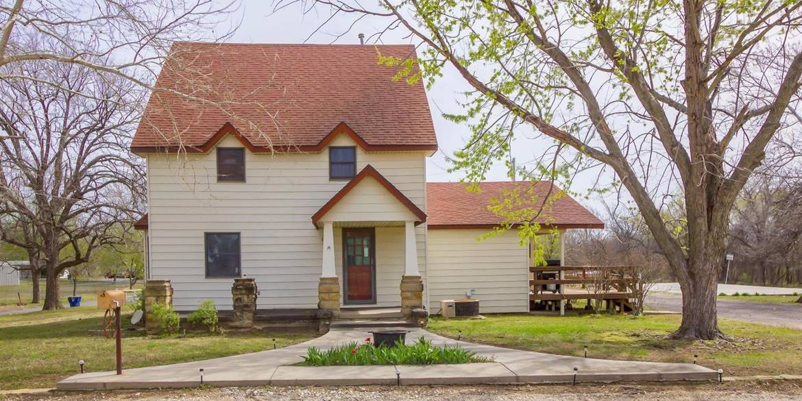 Brivity 702 E 6th Caney, KS 67333