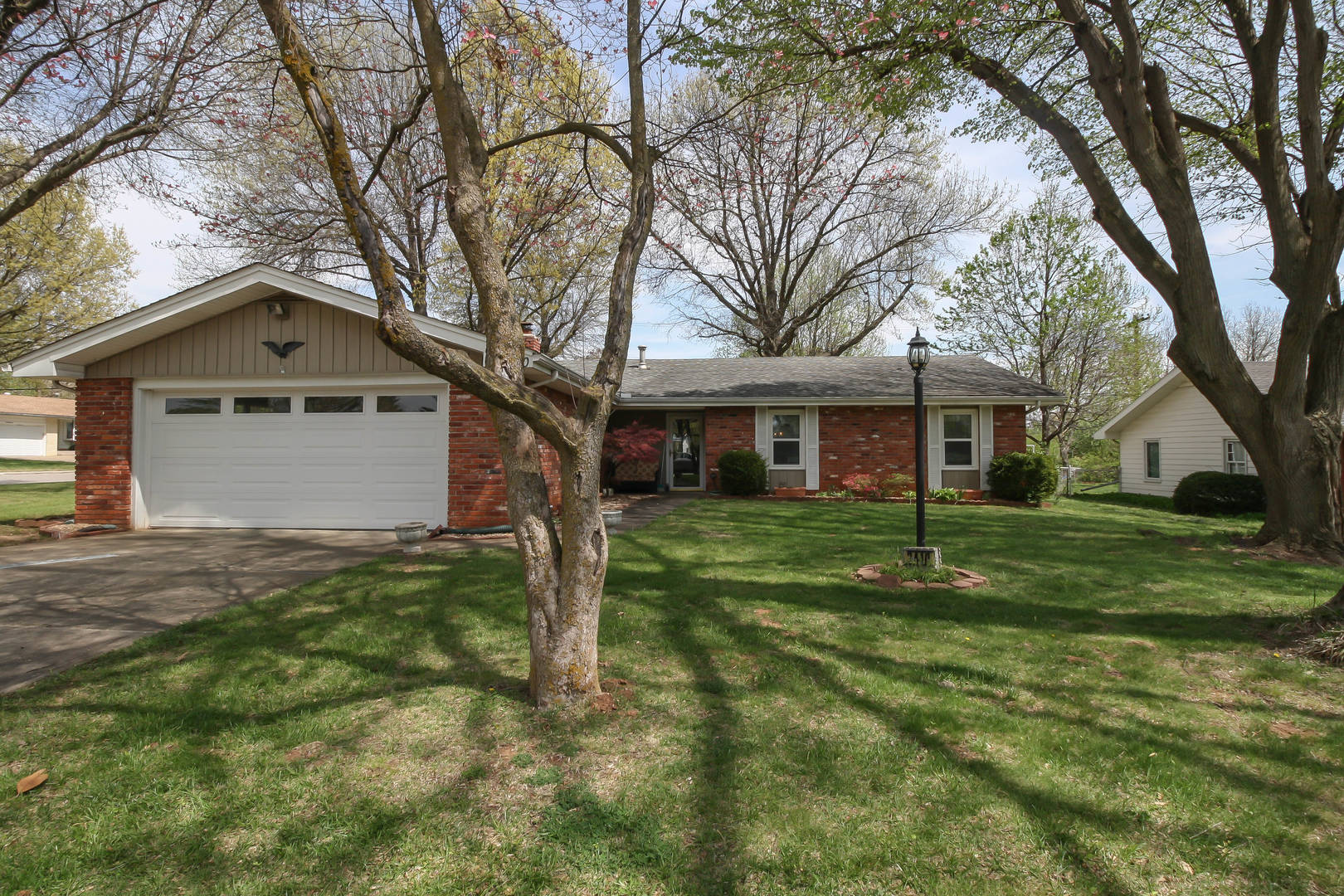 Brivity 2440 S Weaver Avenue Springfield, MO 65807 Virtual Tour