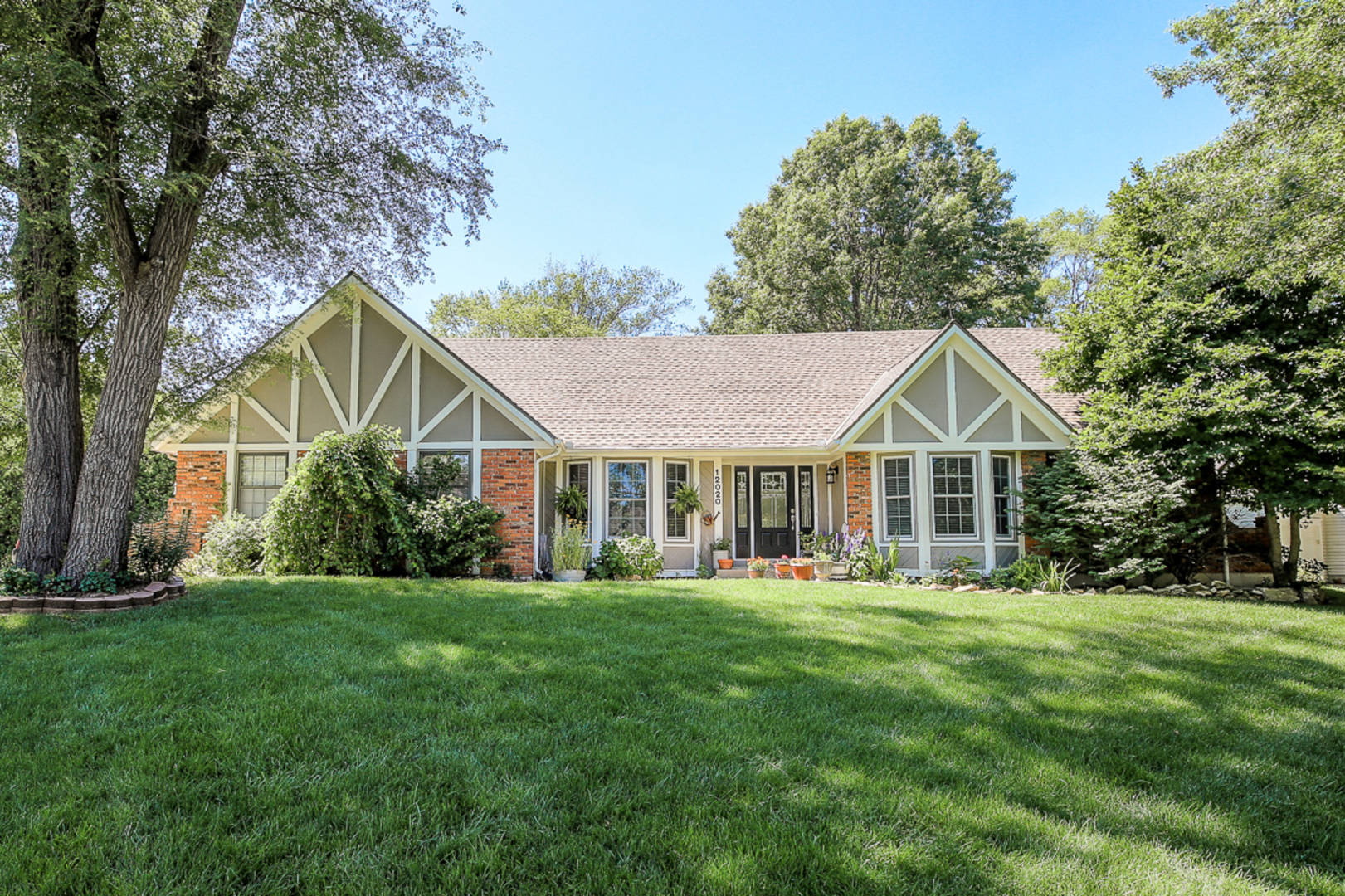 12020 Cherokee Lane Leawood, KS 66209