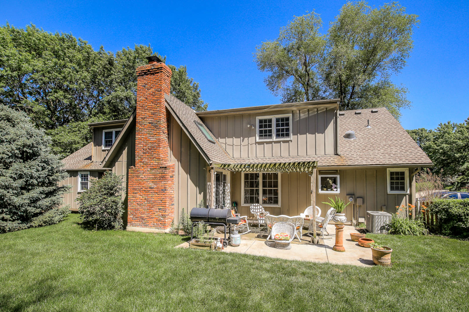 12020 Cherokee Lane Leawood, KS 66209
