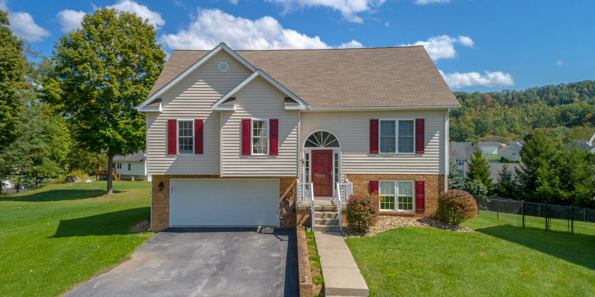 Brivity 476 Brandon Dr Bluefield, VA 24605