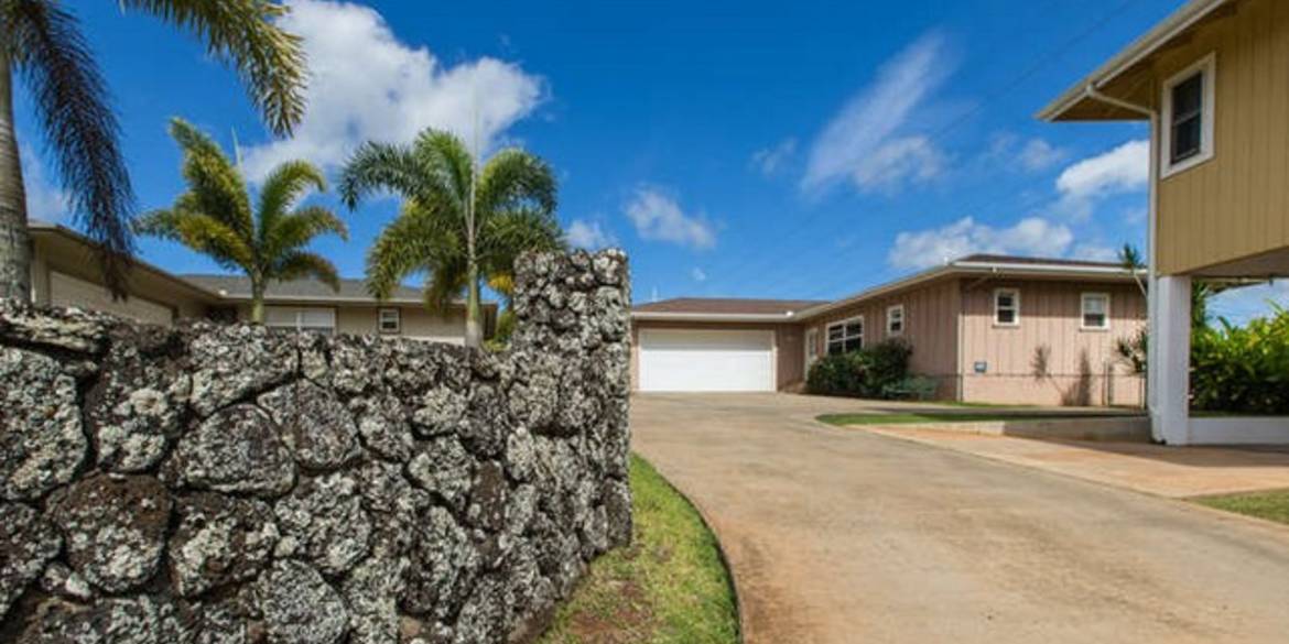 Brivity Derek Trapp • 2497D Puu Road Kalaheo, HI 96741