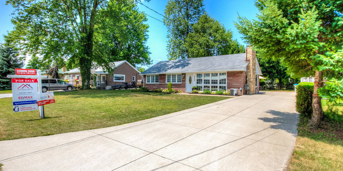 Brivity 235 East Centre St. Strathroy, ON N7G1T3