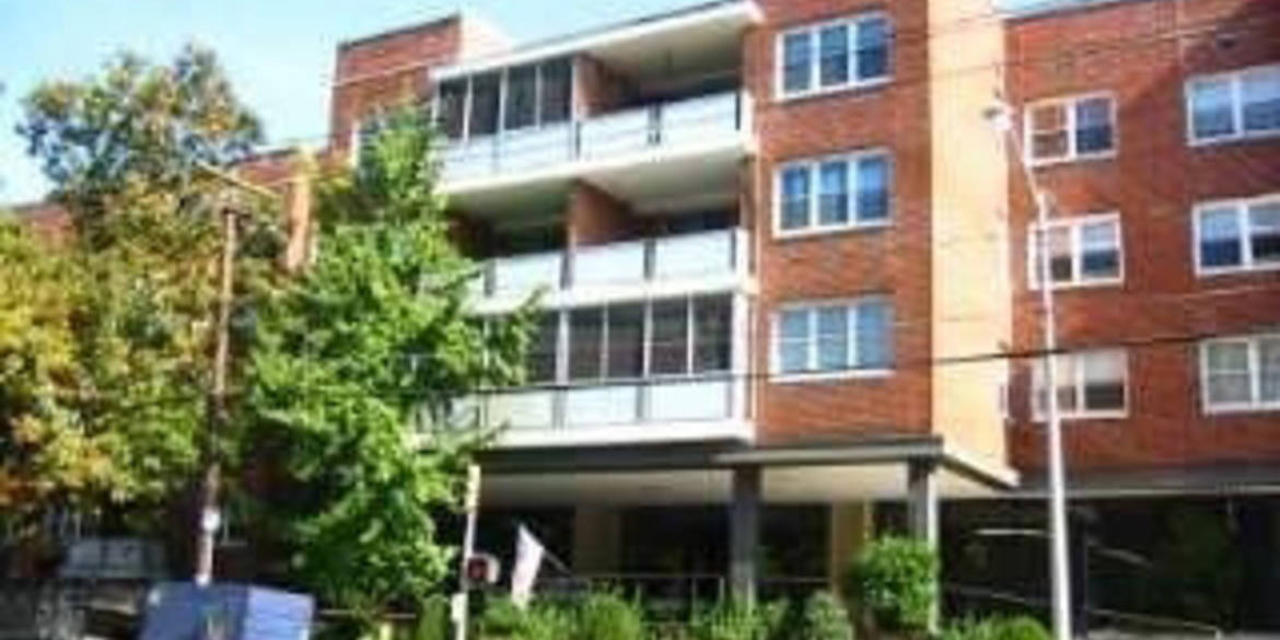 Brivity 1 Kensington Gate Great Neck, NY 11021