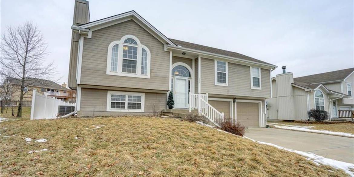 Brivity 202 Hampton Dr. Smithville, MO 64089