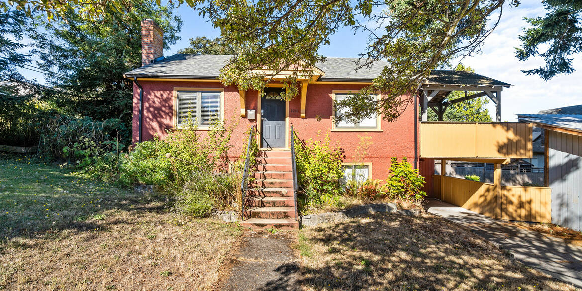 Brivity 2210 Victor St. Victoria, BC V8R4C5