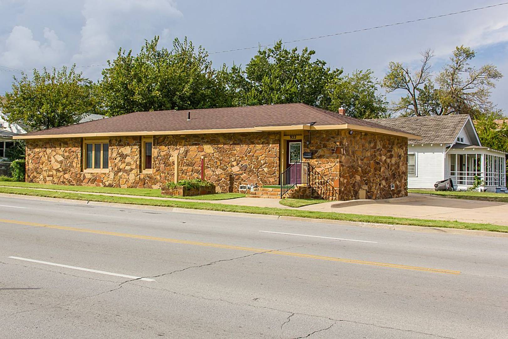 Brivity 922 SE Frank Phillips Bartlesville, OK 74006 Virtual Tour