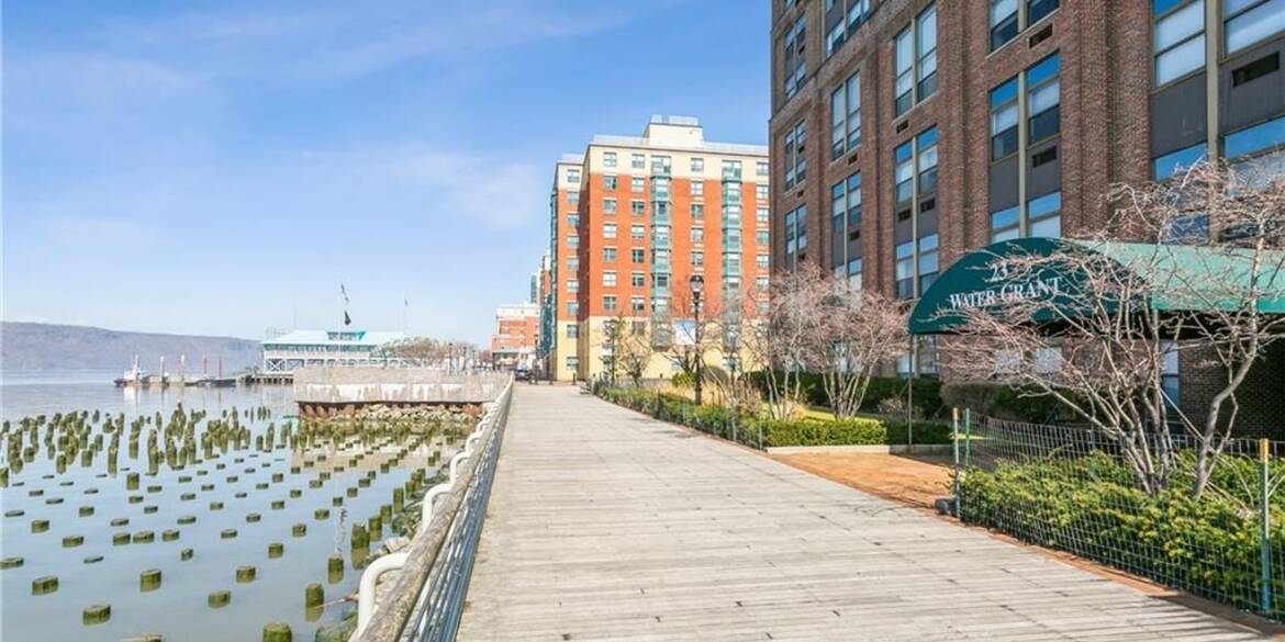 Brivity 23 Water Grant Street 4i Yonkers, NY 10701