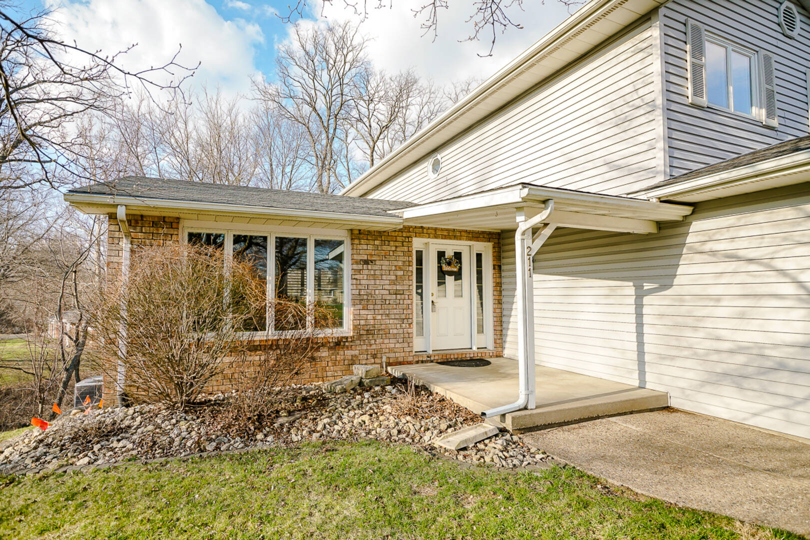 211 Burning Tree Dr Pekin, IL 61554