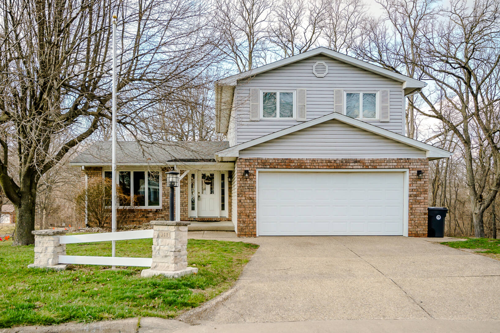 211 Burning Tree Dr Pekin, IL 61554