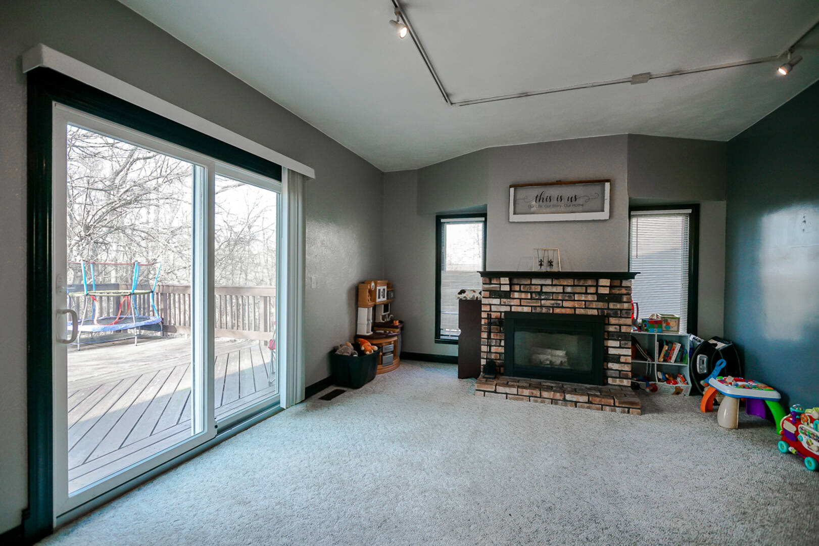 211 Burning Tree Dr Pekin, IL 61554