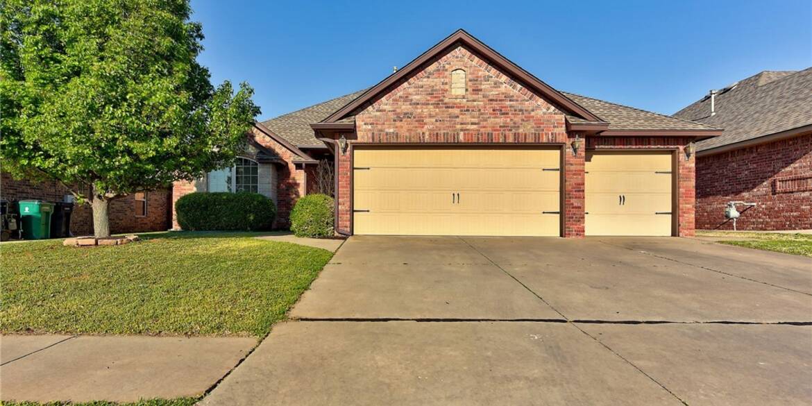 Brivity 605 Shamrock Cir Yukon, OK 73099