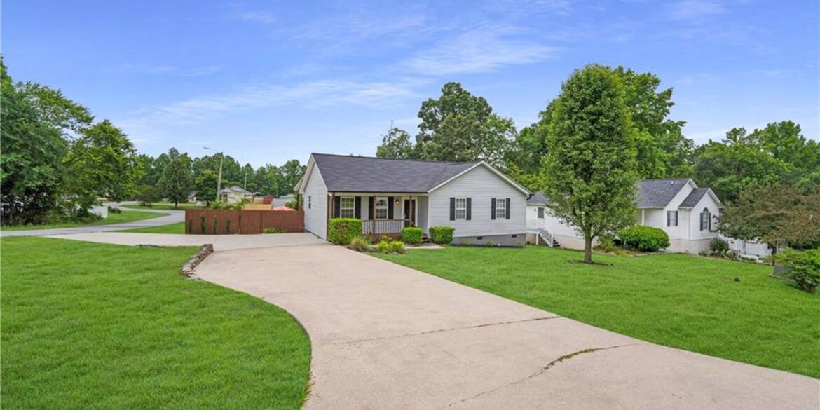 Brivity 1 Hidden Hills Dr Thomasville, NC 27360