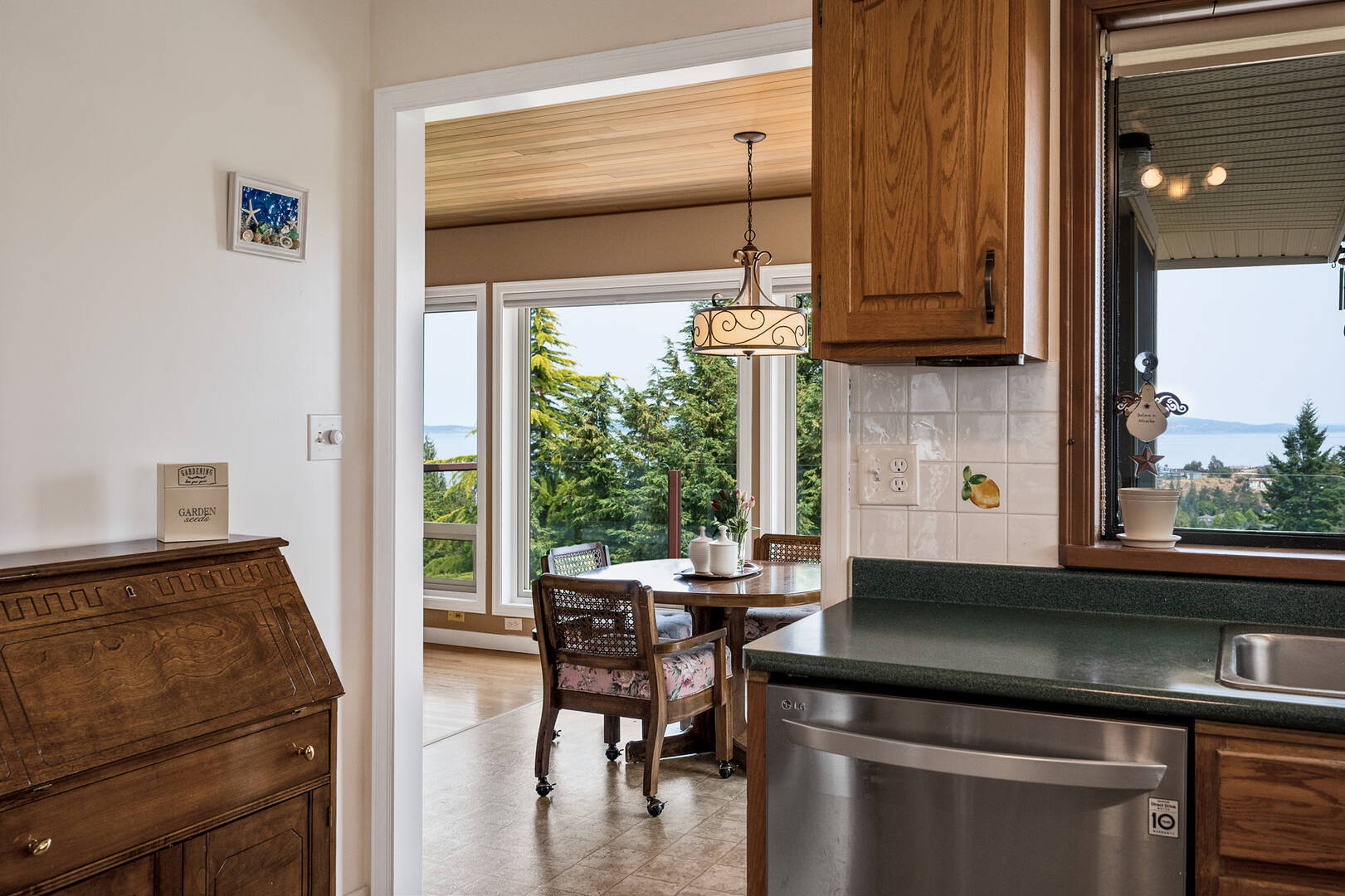 4691 Bramble Court Victoria, BC V8Y2W6