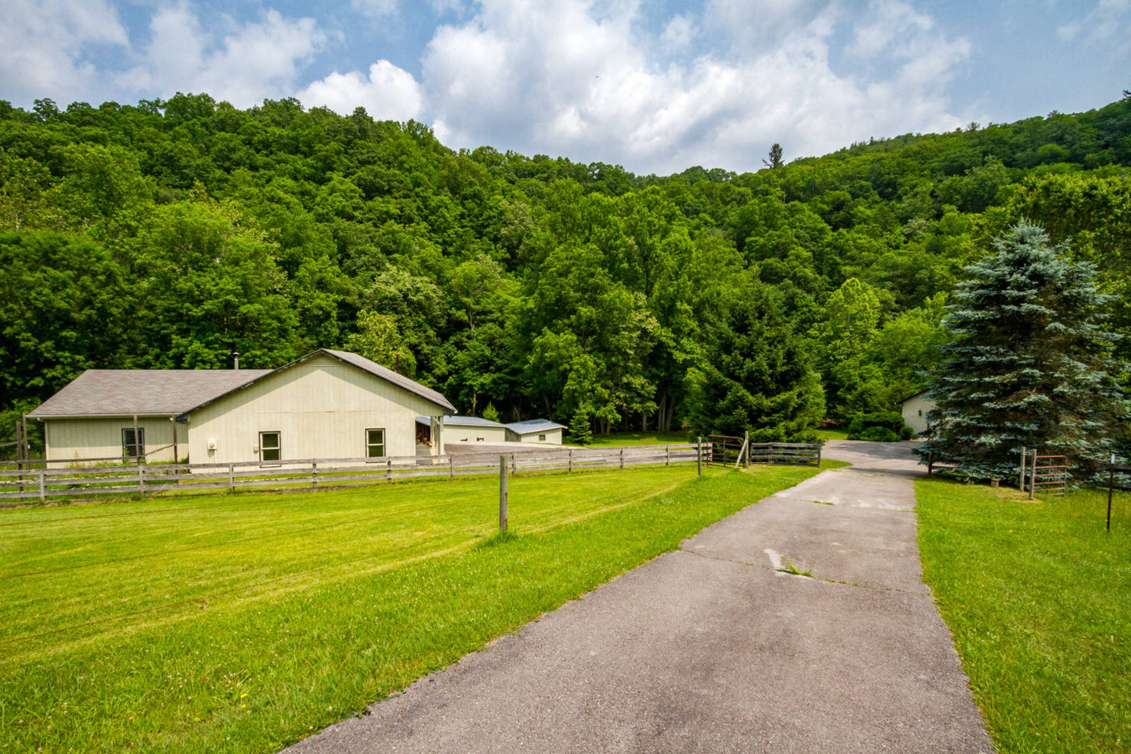 Brivity 2805 Walkers Creek Bland, VA 24315 Virtual Tour