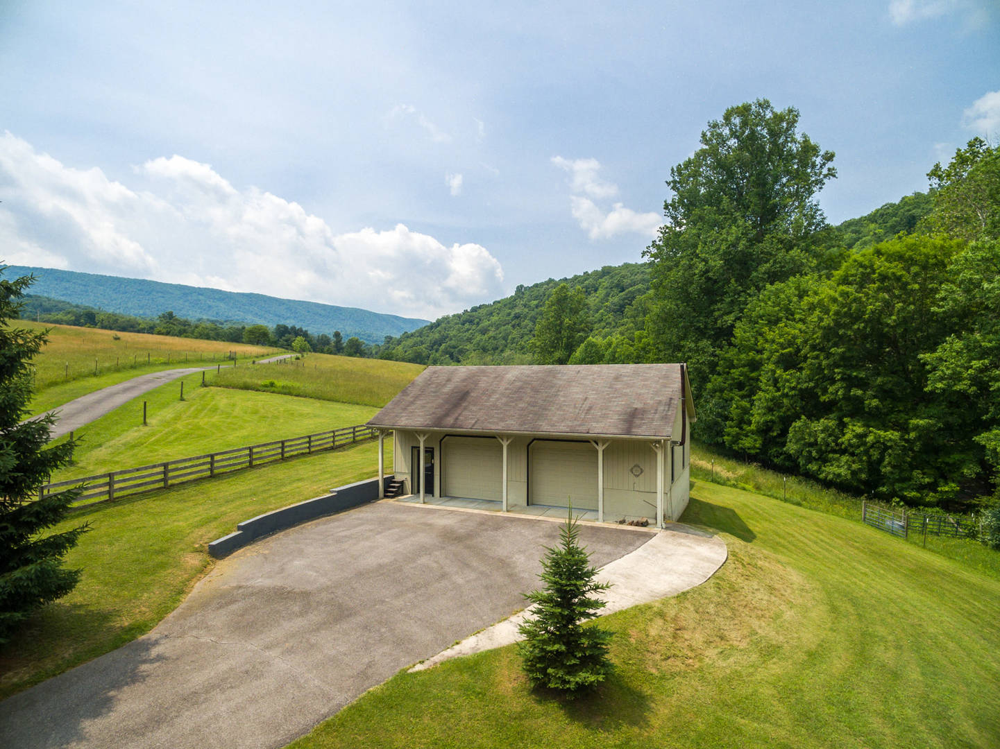 Brivity 2805 Walkers Creek Bland, VA 24315 Virtual Tour